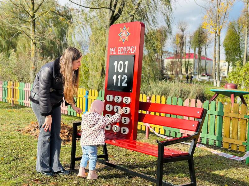 na-detskoy-ploshchadke-nashli-telefon-mchs_3