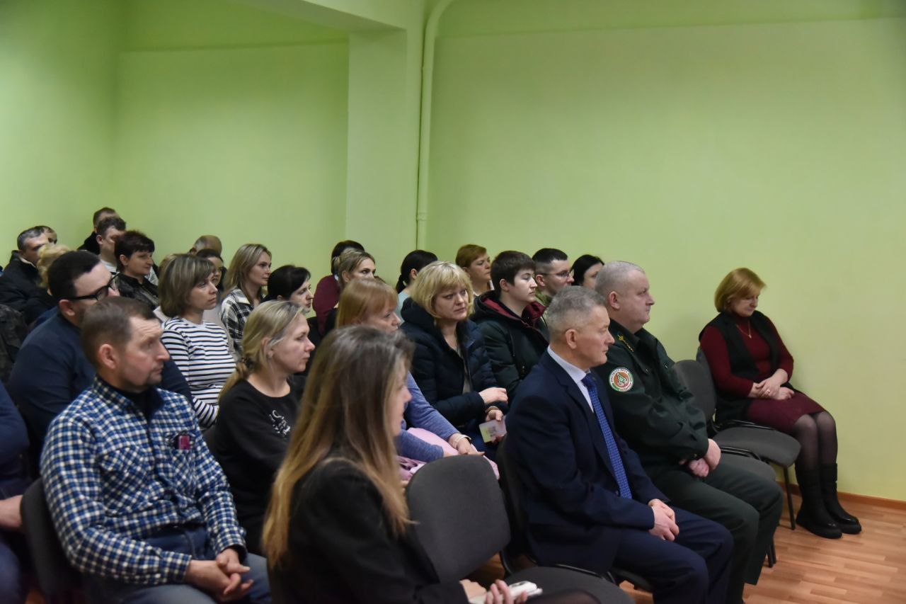 natalya-markovich-vstretilas-s-trudovymi-kollektivami-rayona-i-obsudila-khod-elektoralnoy-kampanii_5