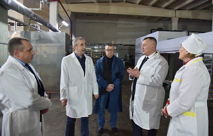 deputat-anatoliy-sivko-provel-priem-grazhdan-v-glubokom-i-posetil-glubokskiy-khlebozavod_3