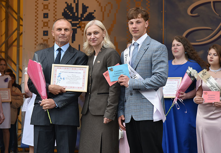 proshchanie-so-shkoloy-yarkiy-prazdnik-dlya-vypusknikov-glubokogo_22