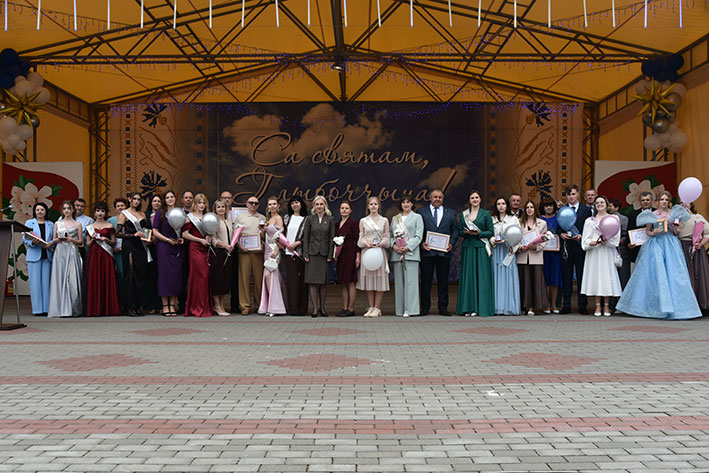 proshchanie-so-shkoloy-yarkiy-prazdnik-dlya-vypusknikov-glubokogo_23