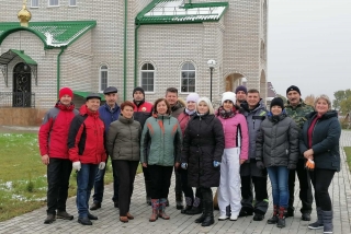 Глубочане приняли участие в трудовой акции «Мирный созидательный труд во
благо чистой и зеленой страны»: высадили туи у храма Архистратига Божия Михаила
и рябины вдоль дороги на улице Советская