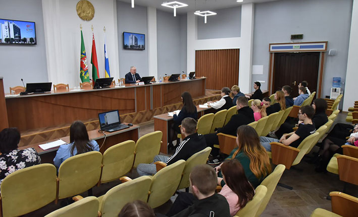 pyetr-belus-vstretilsya-s-molodymi-spetsialistami-sfery-apk_2