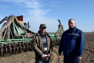 Зладжана працуюць механізатары УП «Мярэцкія» і Глыбоцкага аграпрамысловага аб’яднання