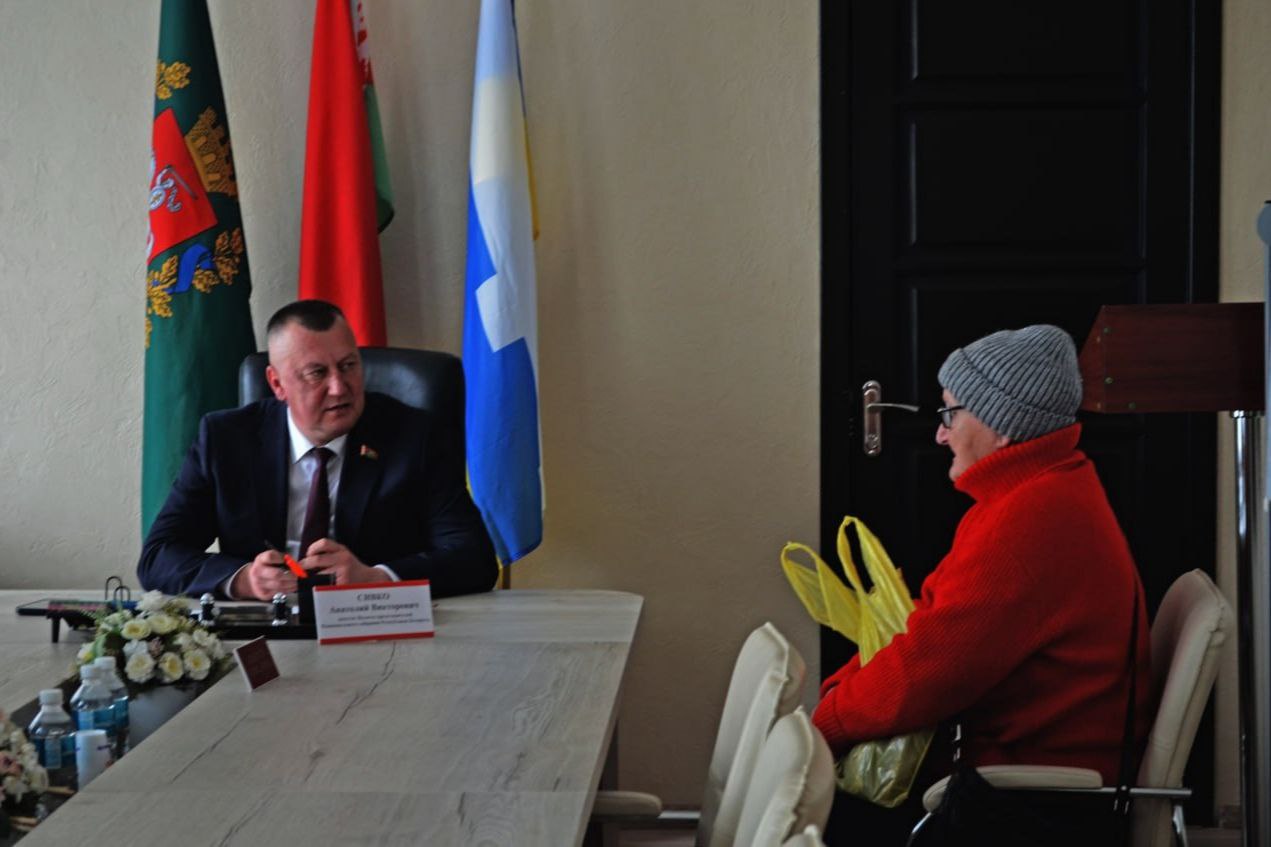 rabota-v-regionakh-anatoliy-sivko-posetil-glubokskiy-rayon_2