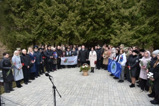 ГЛУБОЧАНЕ ВОЗЛОЖИЛИ ЦВЕТЫ К ПАМЯТНИКУ СОЖЖЁННЫМ ДЕРЕВНЯМ В УРОЧИЩЕ ЛАВРИНОВКА
