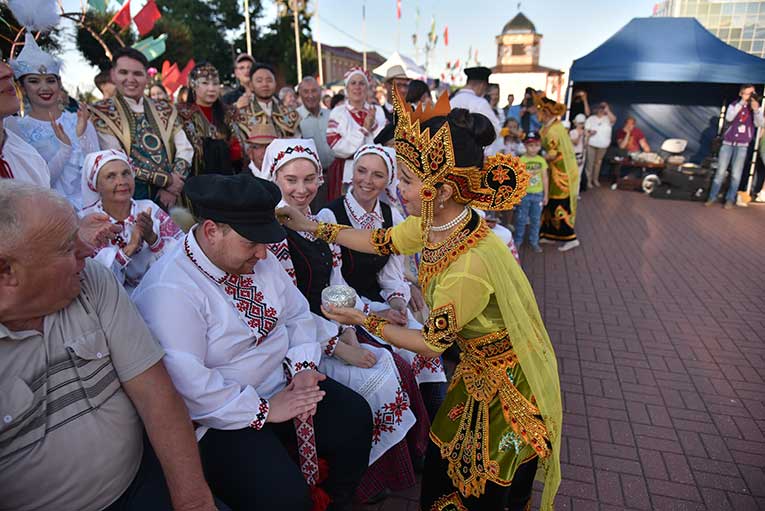 vishnyevyy-festival-v-glubokom-startoval-yarko-_9
