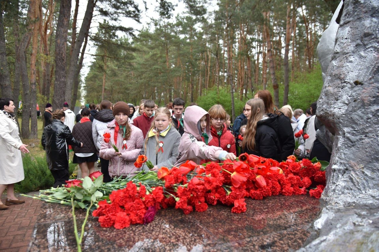 pamyat-vysechennaya-v-kamne-i-serdtsakh-v-urochishche-borok-proshel-miting-rekviem_1