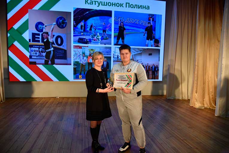 torzhestvennaya-tseremoniya-vrucheniya-molodezhnoy-premii-priznanie-proshla-v-glubokom_8