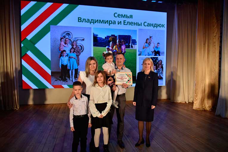 torzhestvennaya-tseremoniya-vrucheniya-molodezhnoy-premii-priznanie-proshla-v-glubokom_5