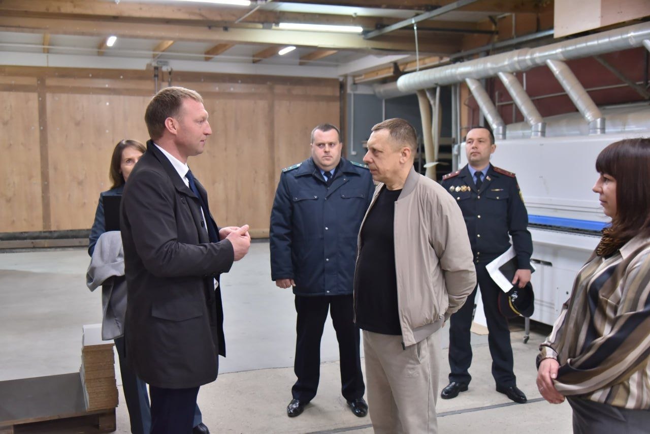 predsedatel-glubokskogo-rayispolkoma-maksim-bakurov-posetil-glubokskiy-mebelnyy-tsentr_5