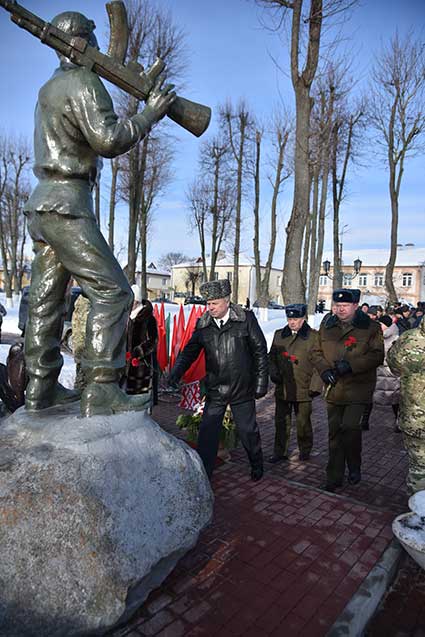 v-glubokom-pochtili-pamyat-voinov-internatsionalistov-_11