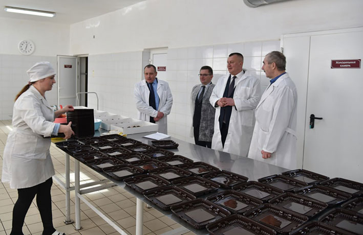 deputat-anatoliy-sivko-provel-priem-grazhdan-v-glubokom-i-posetil-glubokskiy-khlebozavod_5