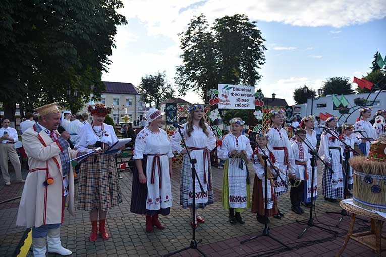 vishnyevyy-festival-v-glubokom-startoval-yarko-_14