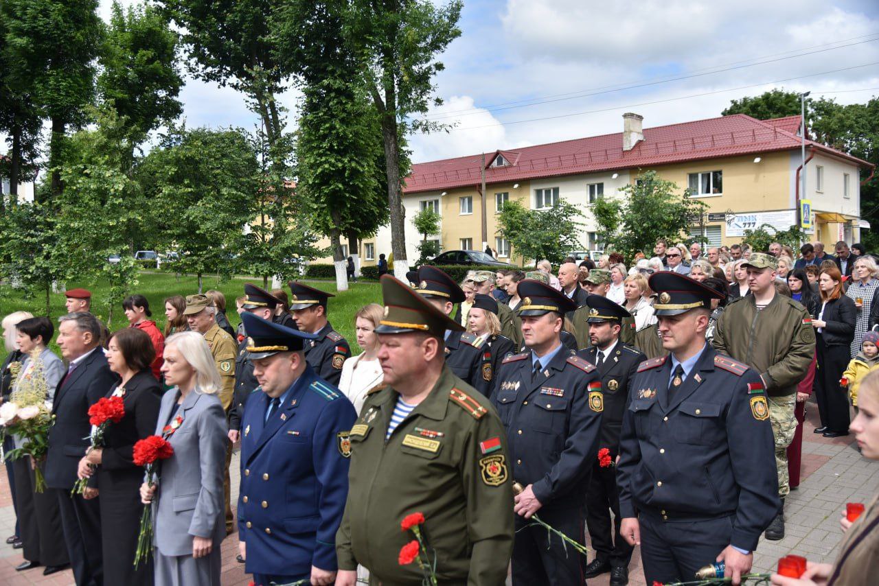 patrioticheskaya-aktsiya-svecha-pamyati-proshla-v-parke-pobedy-g-glubokoe_2