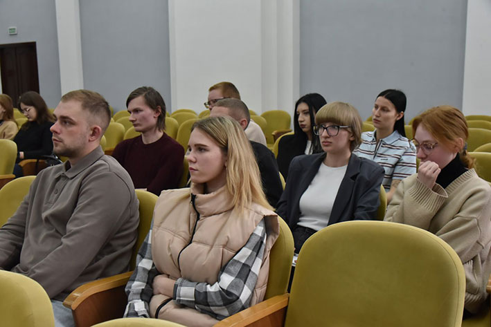 pyetr-belus-vstretilsya-s-molodymi-spetsialistami-sfery-apk_0