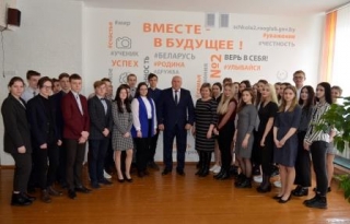 Десятиклассники второй городской школы встретились с руководителем Глубокского района
