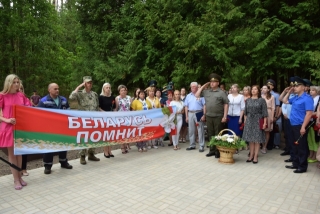 В урочище Лавриновка, у мемориала
сожженным деревням Глубокского района, прошел митинг-реквием и патриотическая
акция «Свеча памяти»