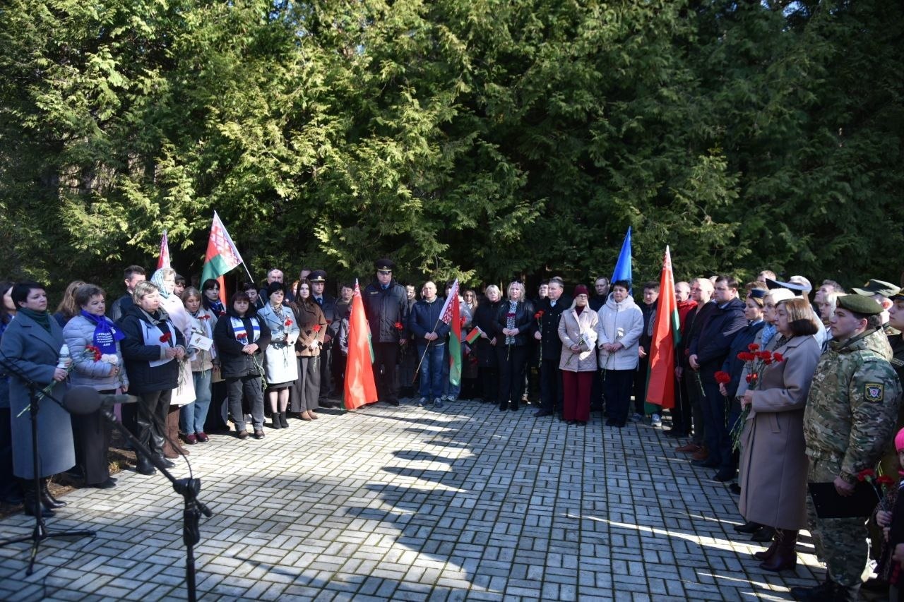 22 марта вся Беларусь традиционно склоняет головы в знак скорби по жертвам трагедии Хатыни и другим невинным людям, погибшим в годы Великой Отечественной войны. 