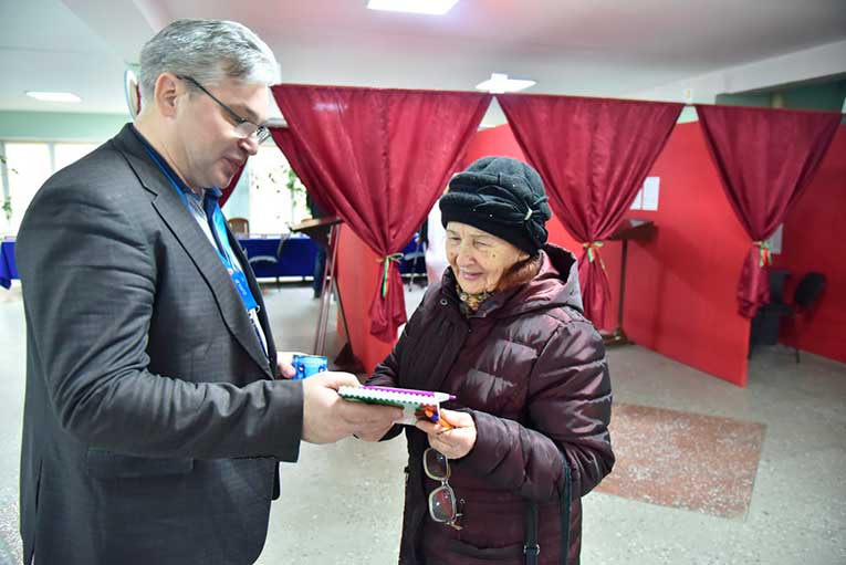 pervye-izbirateli-na-dosrochnykh-vyborakh-v-glubokom_3