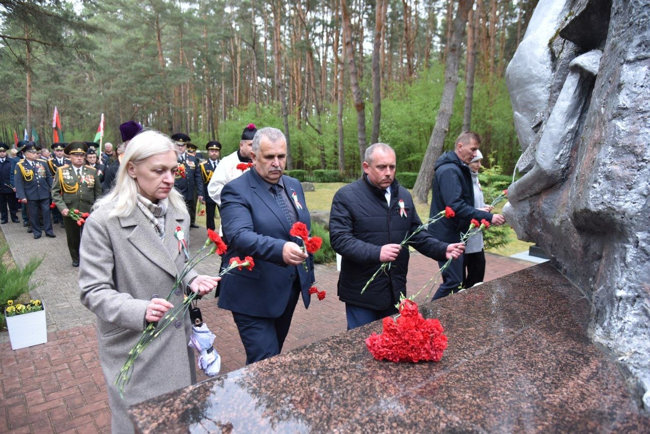 pamyat-vysechennaya-v-kamne-i-serdtsakh-v-urochishche-borok-proshel-miting-rekviem_8