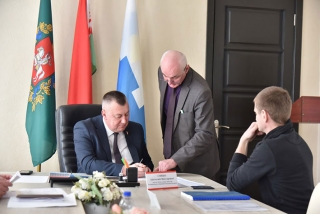 Депутат Анатолий Сивко провел прием граждан в Глубоком и посетил Глубокский хлебозавод