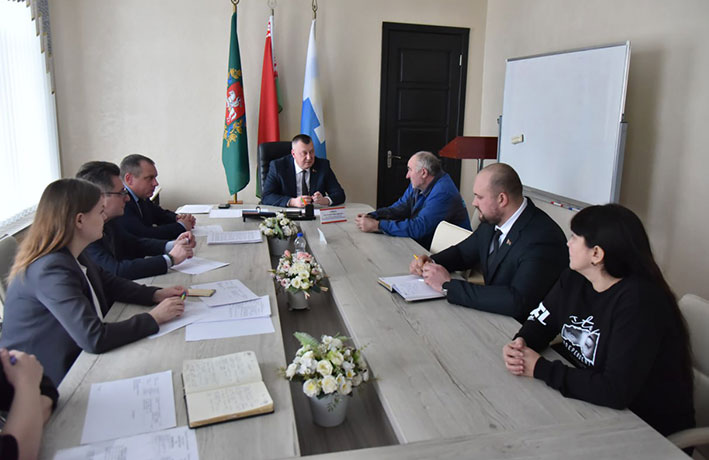 deputat-anatoliy-sivko-provel-priem-grazhdan-v-glubokom-i-posetil-glubokskiy-khlebozavod_1