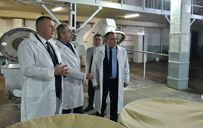 deputat-anatoliy-sivko-provel-priem-grazhdan-v-glubokom-i-posetil-glubokskiy-khlebozavod_4