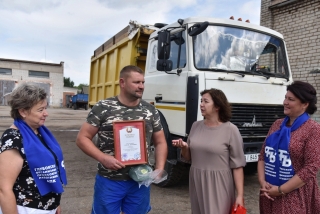 ПОЧЕТНАЯ ГРАМОТА ЗА ВЫСОКИЕ ПРОИЗВОДСТВЕННЫЕ ПОКАЗАТЕЛИ В РАЙОННОМ СОРЕВНОВАНИИ НА УБОРКЕ УРОЖАЯ
ВРУЧЕНА ВОДИТЕЛЮ УП «МЕРЕЦКИЕ» СЕРГЕЮ БОРОВИКУ