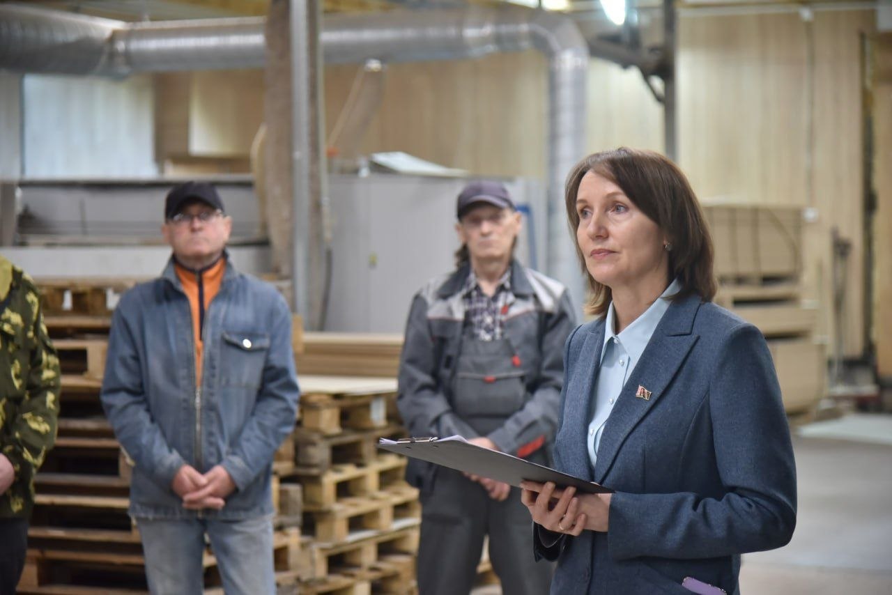 predsedatel-glubokskogo-rayispolkoma-maksim-bakurov-posetil-glubokskiy-mebelnyy-tsentr_2