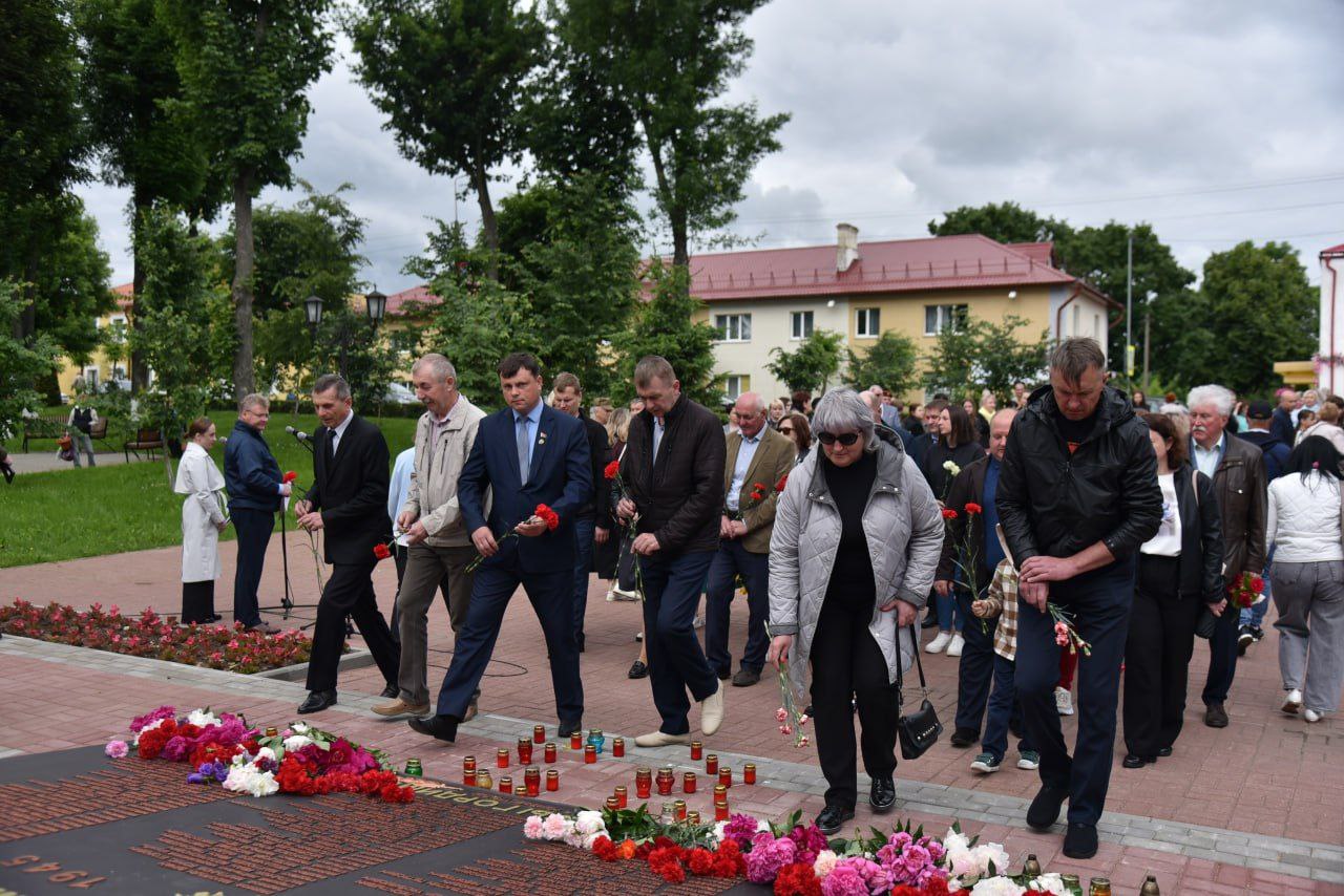 patrioticheskaya-aktsiya-svecha-pamyati-proshla-v-parke-pobedy-g-glubokoe_12