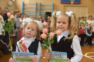 Учащихся
Дерковщинской школы с новым учебным годом поздравил председатель Глубокского
райисполкома Александр Шубский.