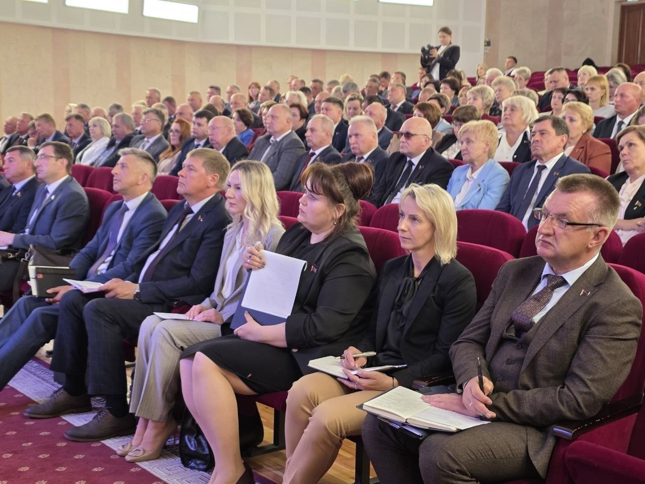 deputaty-na-mestakh-svyazuyushchee-zveno-mezhdu-vlastyu-i-lyudmi-oni-pervymi-vidyat-problemy-i-znayu_0