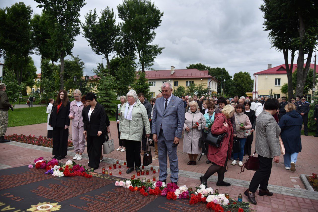 patrioticheskaya-aktsiya-svecha-pamyati-proshla-v-parke-pobedy-g-glubokoe_11