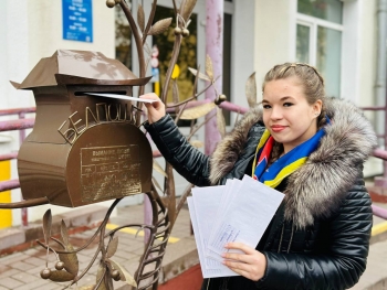 Глубокое.  Тематические
конверты разлетаются во все уголки района