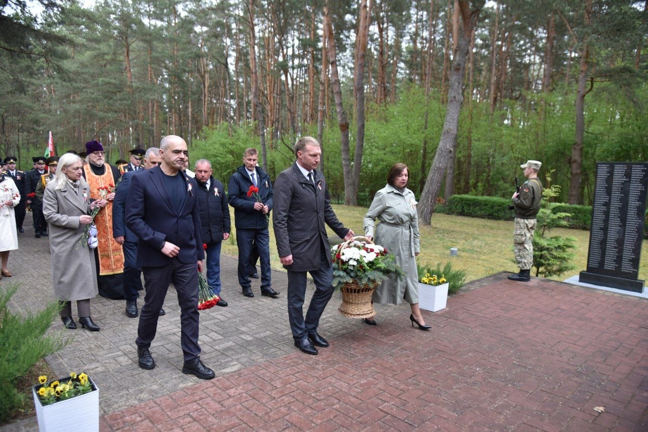 pamyat-vysechennaya-v-kamne-i-serdtsakh-v-urochishche-borok-proshel-miting-rekviem_9