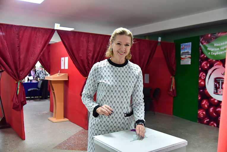 pervye-izbirateli-na-dosrochnykh-vyborakh-v-glubokom_2