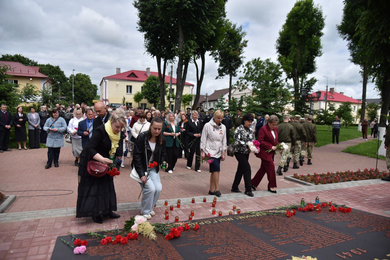 patrioticheskaya-aktsiya-svecha-pamyati-proshla-v-parke-pobedy-g-glubokoe_9