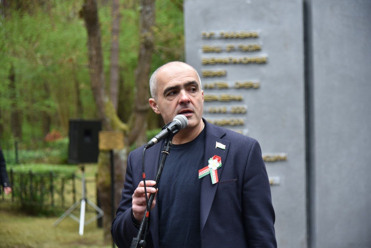 pamyat-vysechennaya-v-kamne-i-serdtsakh-v-urochishche-borok-proshel-miting-rekviem_16