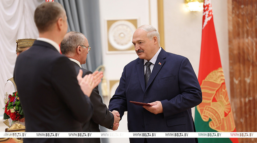 Лукашенко вручил дипломы доктора наук и аттестаты профессора