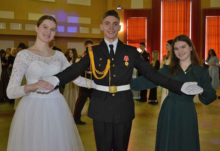 v-glubokom-proshel-traditsionnyy-rozhdestvenskiy-bal_4