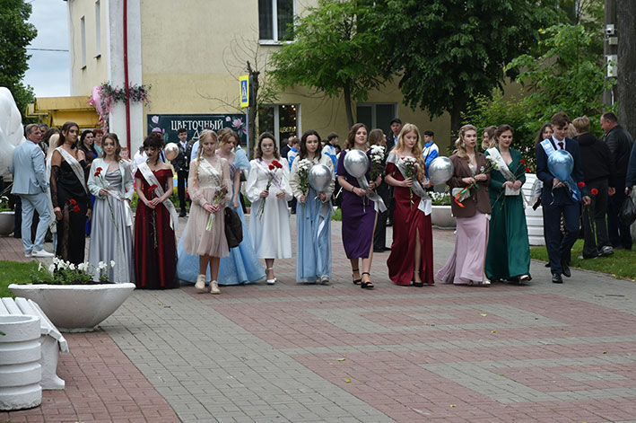 proshchanie-so-shkoloy-yarkiy-prazdnik-dlya-vypusknikov-glubokogo_7