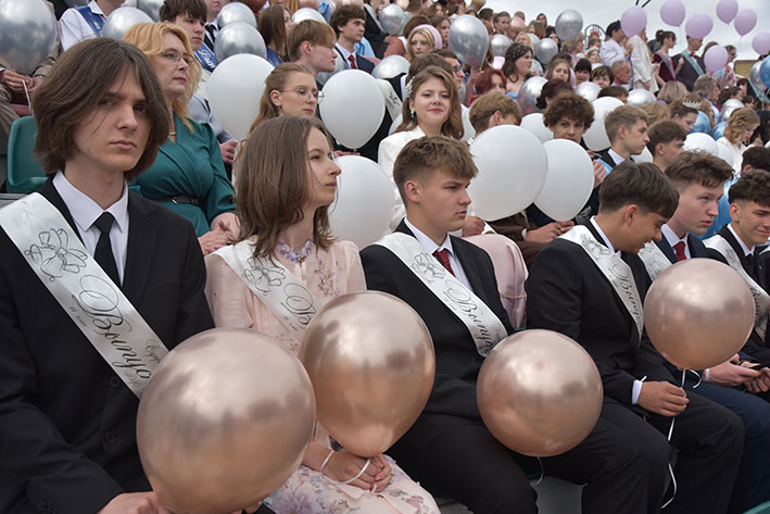 proshchanie-so-shkoloy-yarkiy-prazdnik-dlya-vypusknikov-glubokogo_11
