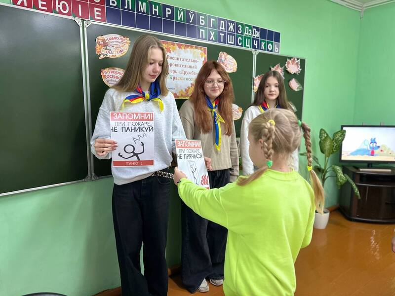 glubokoe-yunye-spasateli-i-rabotniki-mchs-razzhigayut-ogon-znaniy_6