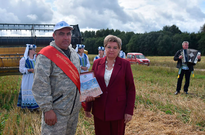 kombaynyer-sergey-zelenkevich-iz-glubokskogo-mkk-namolotil-2000-tonn-zerna_2