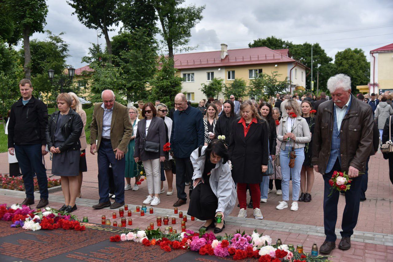 patrioticheskaya-aktsiya-svecha-pamyati-proshla-v-parke-pobedy-g-glubokoe_13
