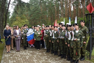 В мемориальном комплексе в урочище
Борок прошел торжественный митинг в рамках международного автопробега
"Дорогами Памяти и Подвига".