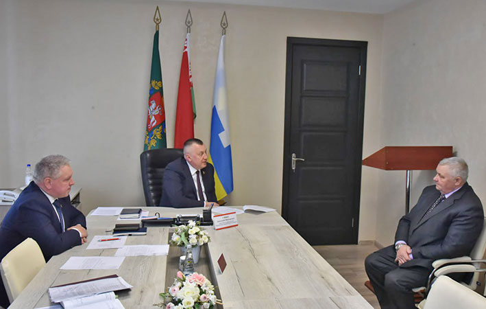 rabota-deputata-v-okruge-anatoliy-sivko-provel-priem-grazhdan-v-glubokskom-rayone-i-vstretilsya-s-ko_1