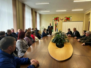 Депутат Палаты представителей Национального
собрания Республики Беларусь по Докшицкому избирательному округу №22, делегат
Всебелорусского народного собрания Анатолий Сивко провел встречу с коллективом
и учащимися Глубокского государственного колледжа